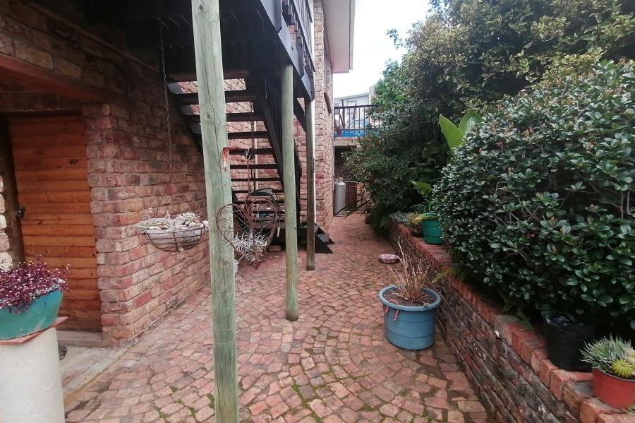 6 Bedroom Property for Sale in Bergsig Western Cape